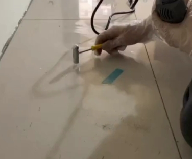 庐阳瓷砖开裂维修公司专业分享瓷砖在铺贴前如果没有沥干水分，将会导致以下问题